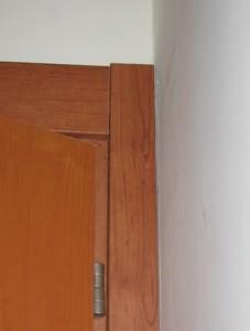 taglio della mostrina su spigolo muro